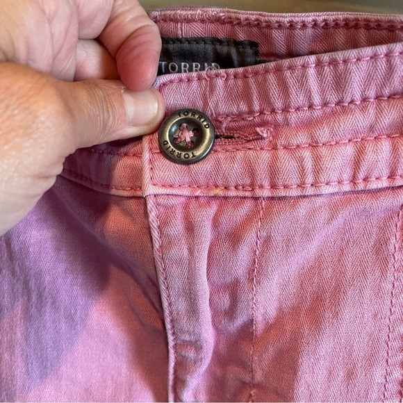 Torrid colored denim shorts cuffed Size 18 - Picture 4 of 7
